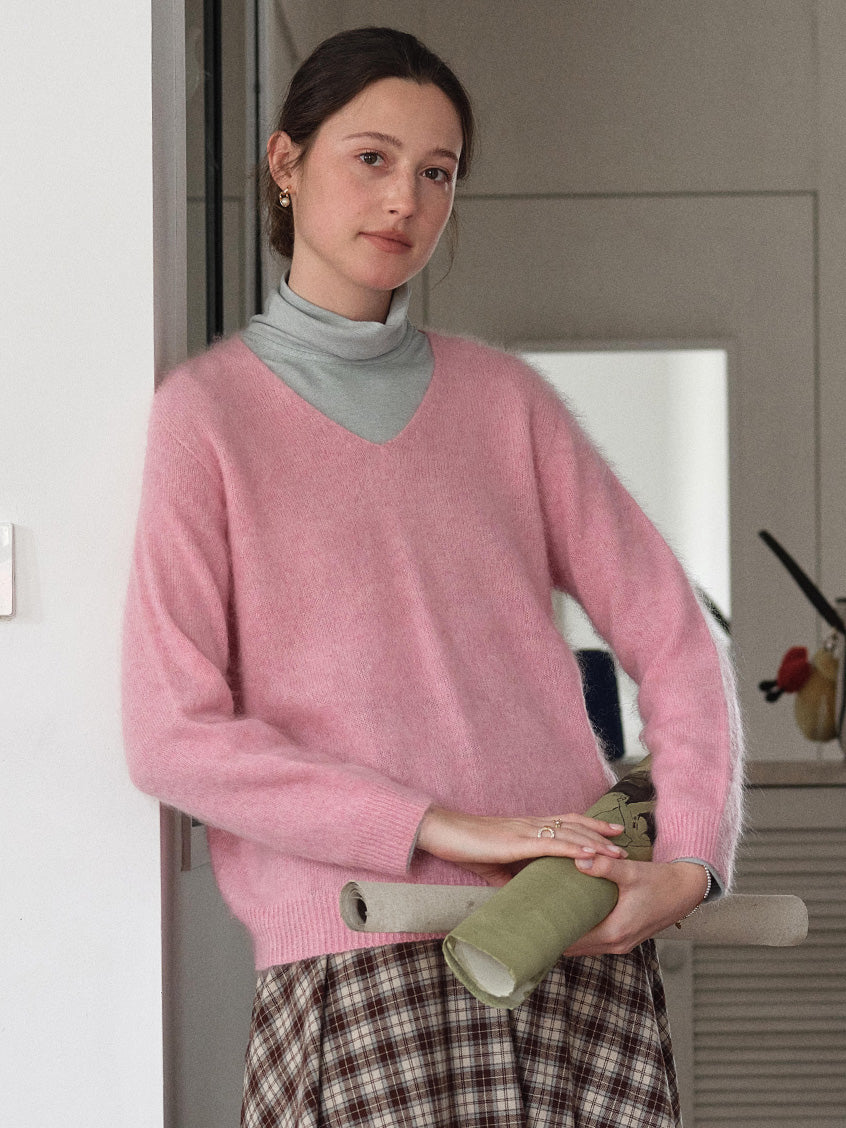 Alaiya V-Neck Lustrous Wool-Silk-Cashmere Sweater