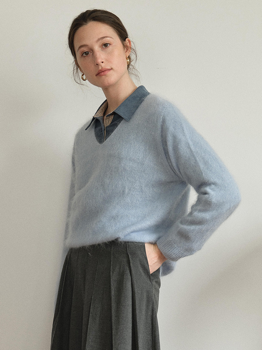Alaiya V-Neck Lustrous Wool-Silk-Cashmere Sweater