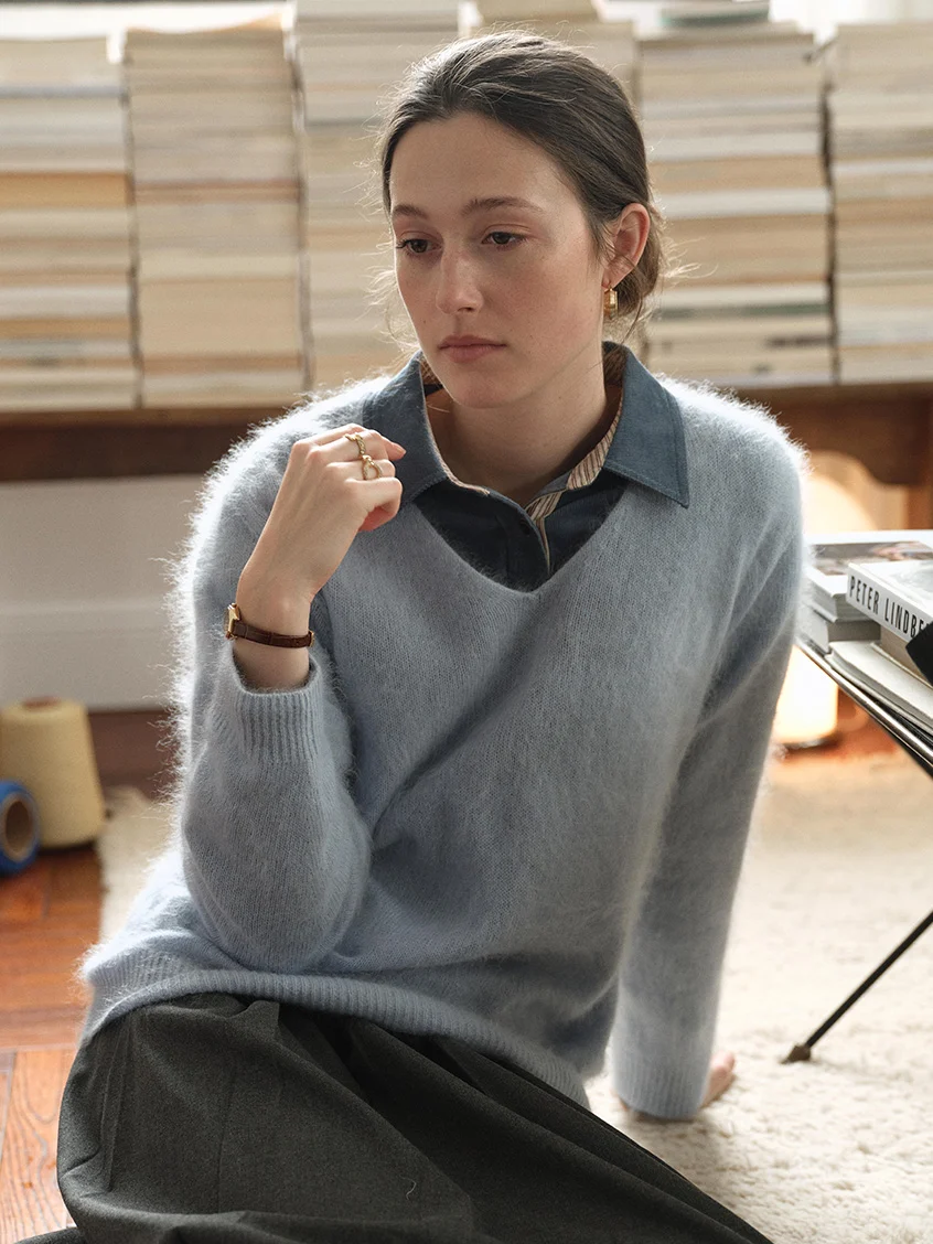 Alaiya V-Neck Lustrous Wool-Silk-Cashmere Sweater
