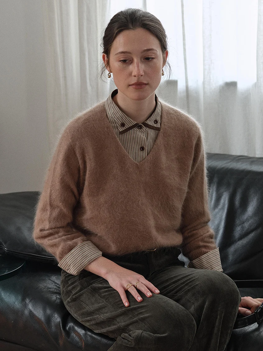 Alaiya V-Neck Lustrous Wool-Silk-Cashmere Sweater