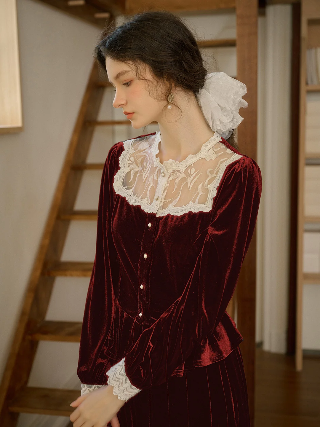 【Final Sale】Cynthia Elegant French Style Contrasting Lace Lapel Cuffs Lace Splicing Velvet Blouse - Red