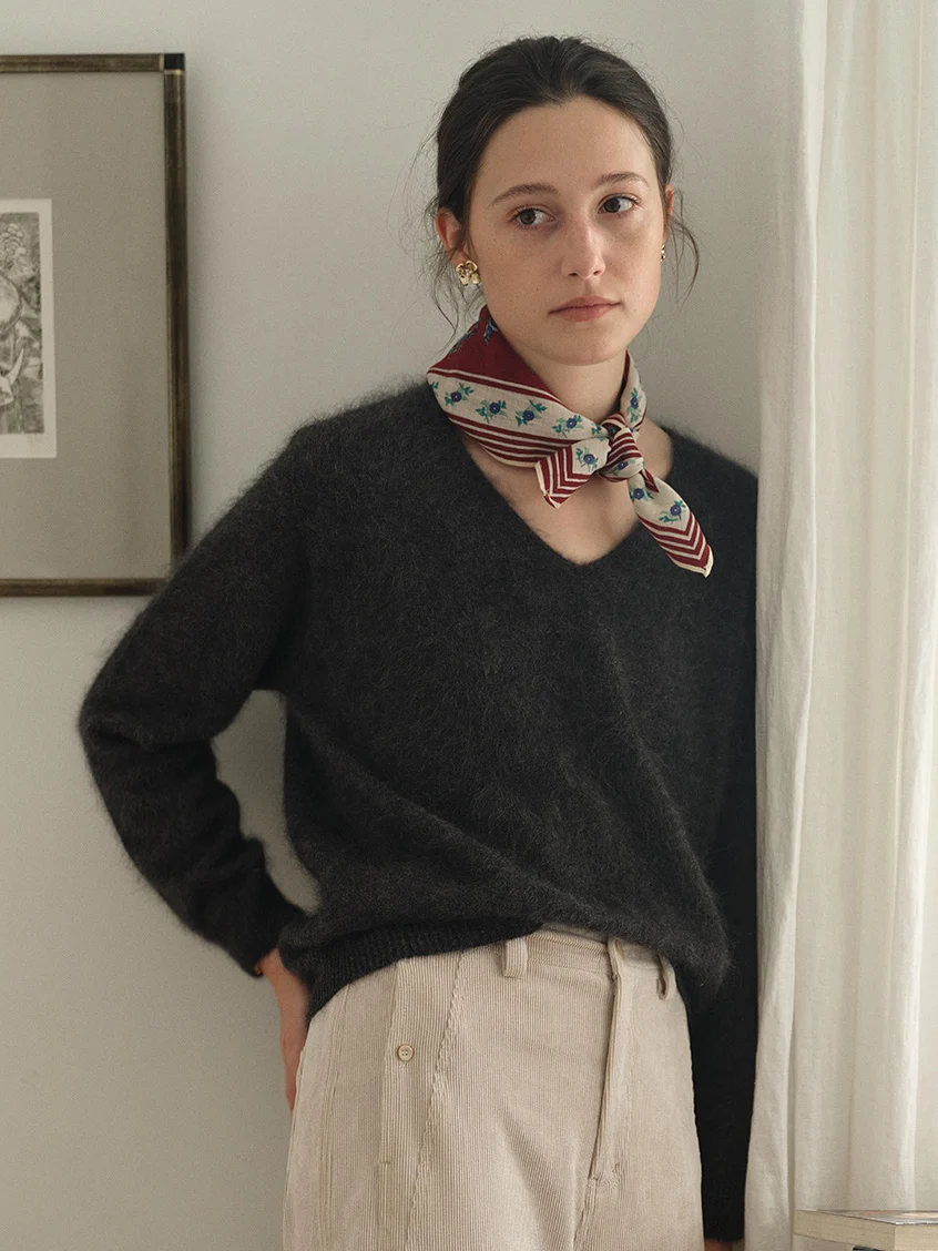 Alaiya V-Neck Lustrous Wool-Silk-Cashmere Sweater