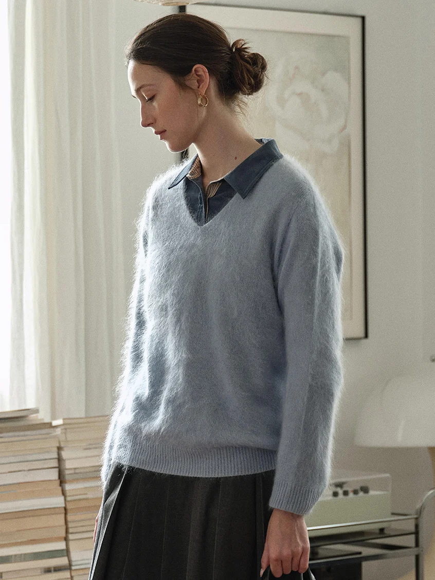 Alaiya V-Neck Lustrous Wool-Silk-Cashmere Sweater