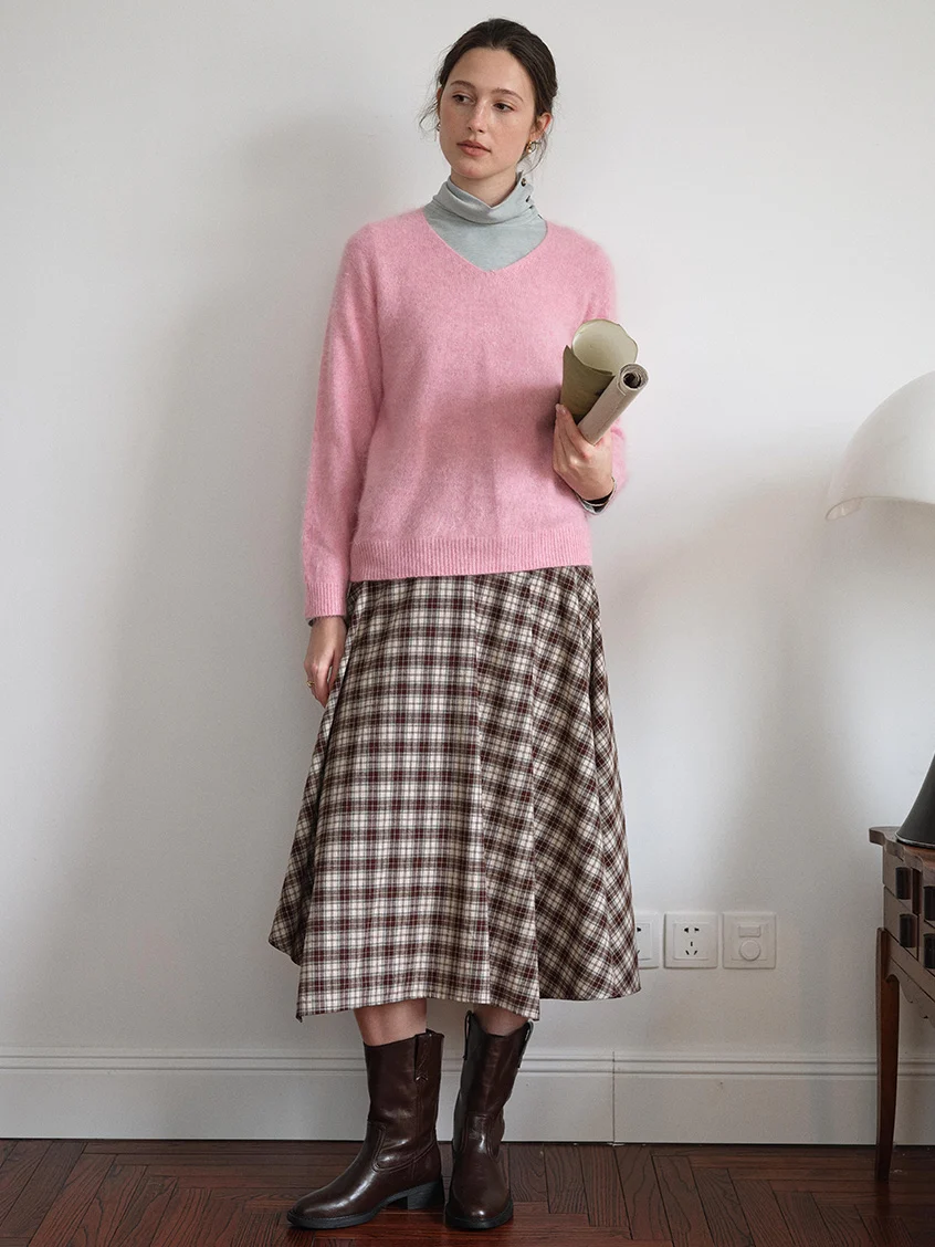 Alaiya V-Neck Lustrous Wool-Silk-Cashmere Sweater