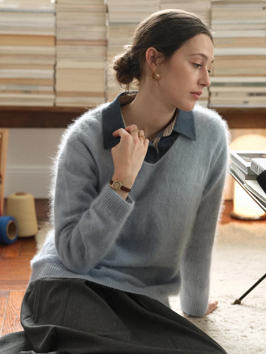 Alaiya V-Neck Lustrous Wool-Silk-Cashmere Sweater