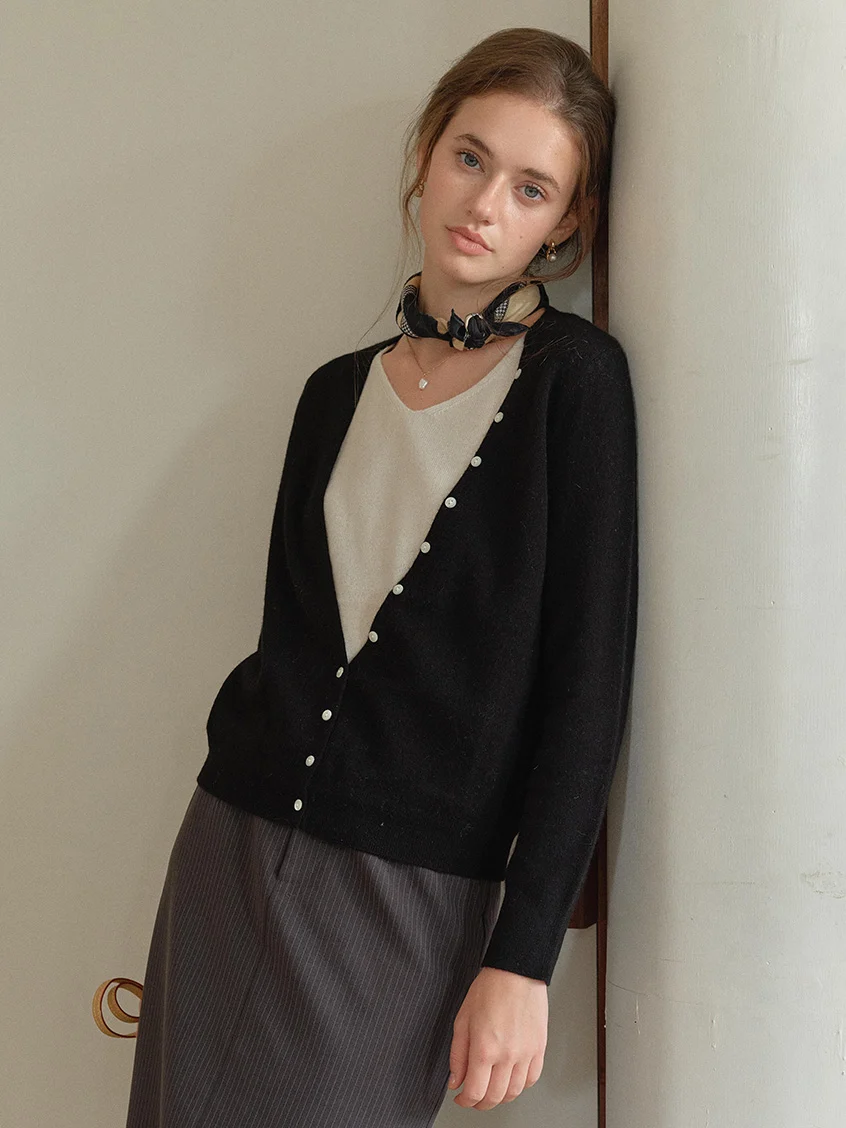 Sariah 100%Wool Pearl Button V-Neck Knit Sweater