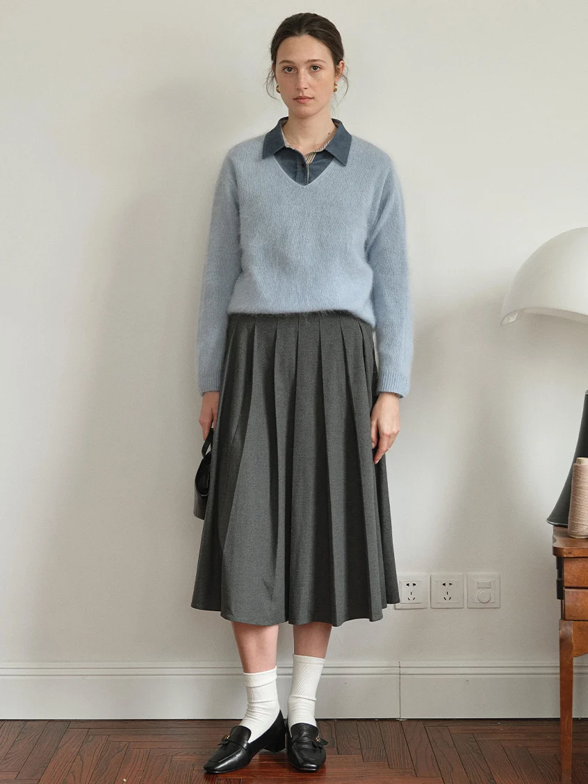 Alaiya V-Neck Lustrous Wool-Silk-Cashmere Sweater