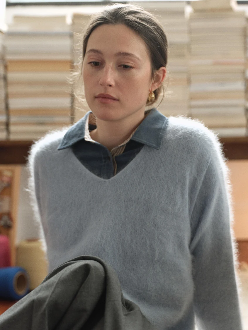 Alaiya V-Neck Lustrous Wool-Silk-Cashmere Sweater