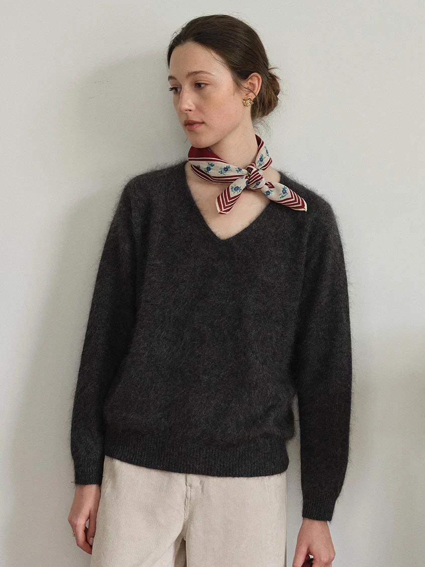 Alaiya V-Neck Lustrous Wool-Silk-Cashmere Sweater
