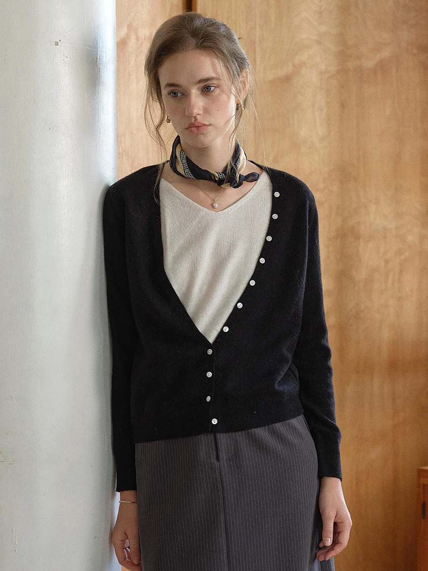 Sariah 100%Wool Pearl Button V-Neck Knit Sweater