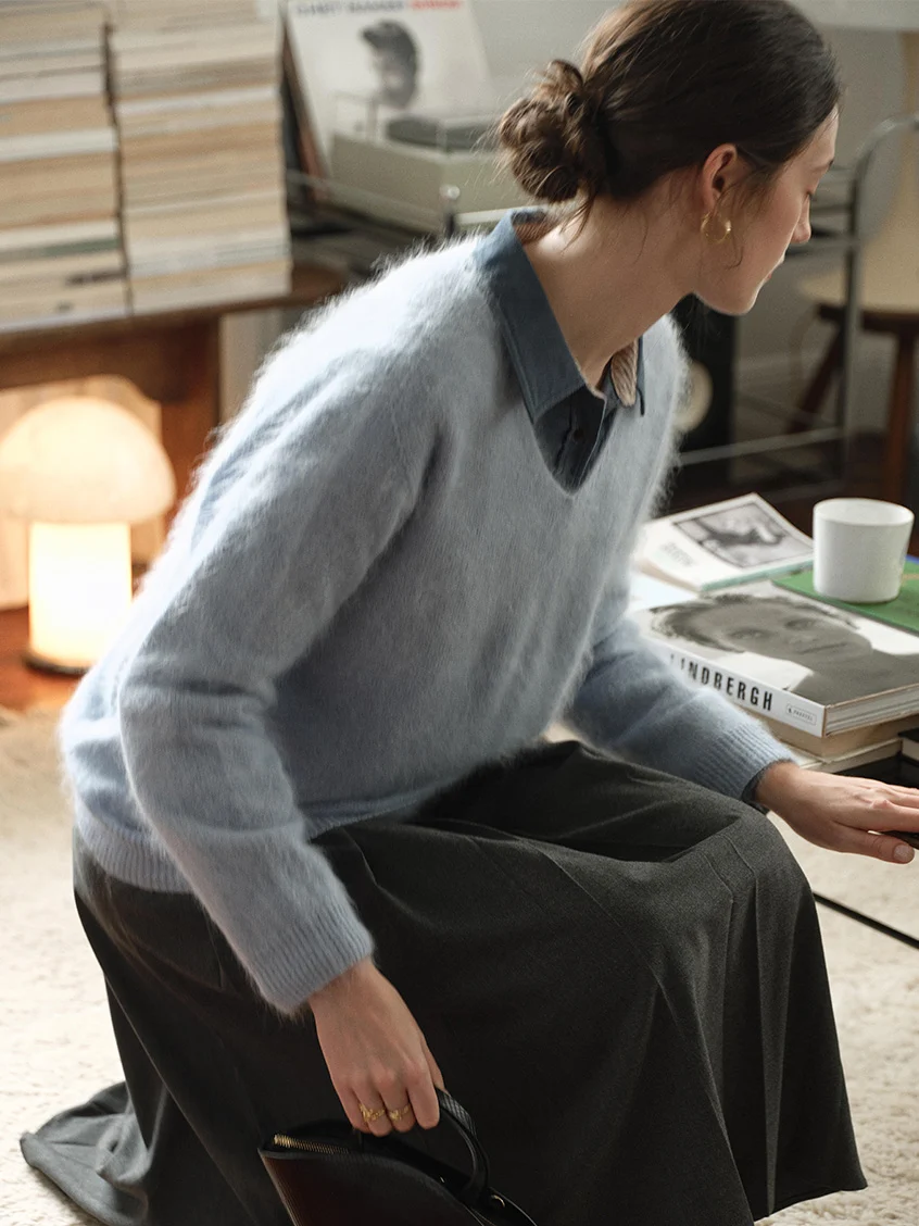 Alaiya V-Neck Lustrous Wool-Silk-Cashmere Sweater