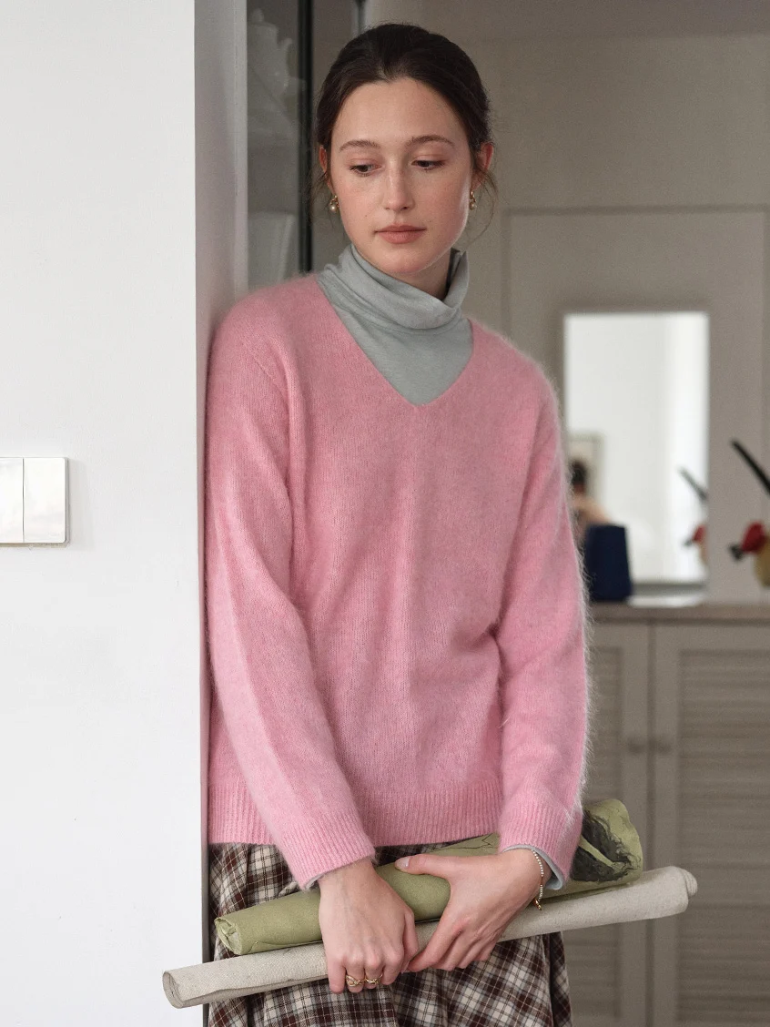 Alaiya V-Neck Lustrous Wool-Silk-Cashmere Sweater