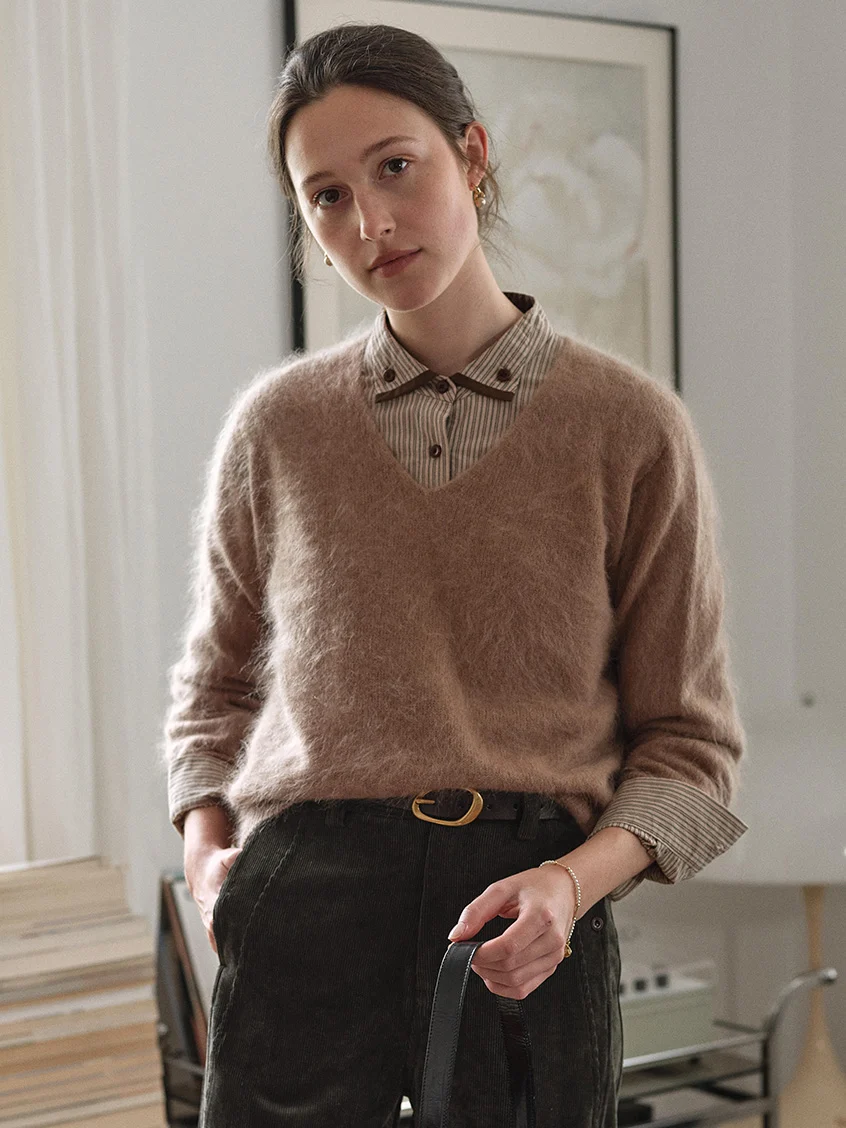 Alaiya V-Neck Lustrous Wool-Silk-Cashmere Sweater