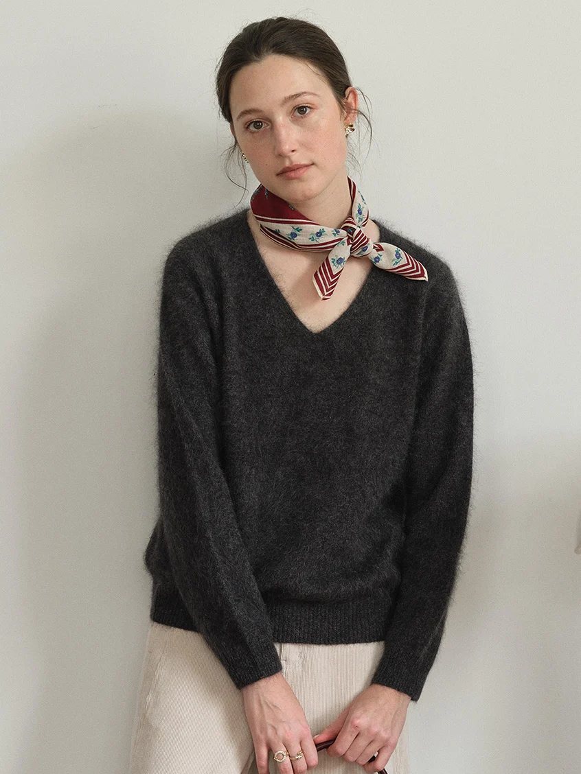 Alaiya V-Neck Lustrous Wool-Silk-Cashmere Sweater