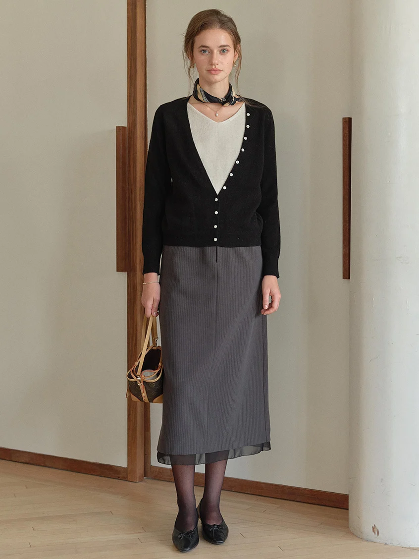 Sariah 100%Wool Pearl Button V-Neck Knit Sweater