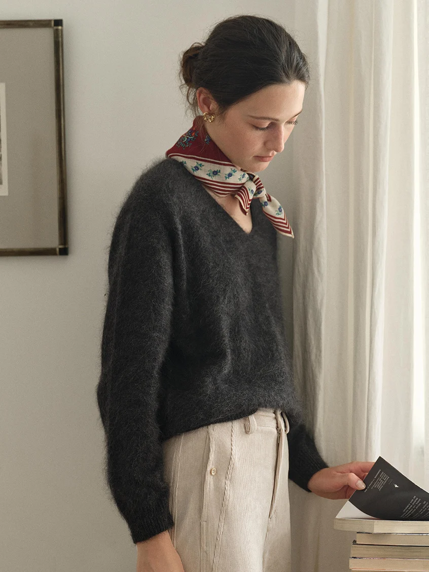Alaiya V-Neck Lustrous Wool-Silk-Cashmere Sweater
