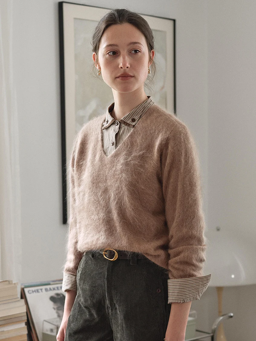 Alaiya V-Neck Lustrous Wool-Silk-Cashmere Sweater