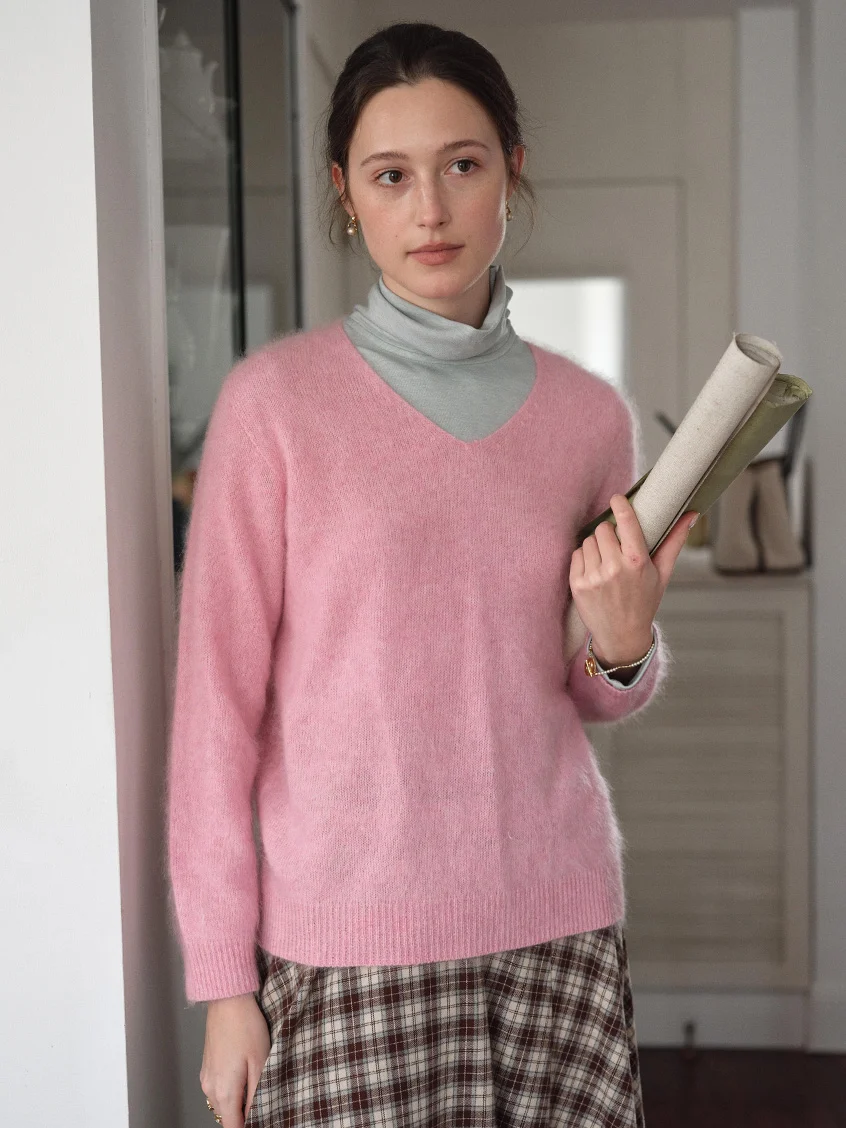 Alaiya V-Neck Lustrous Wool-Silk-Cashmere Sweater
