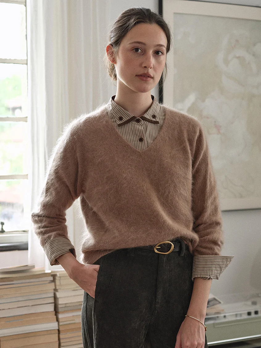 Alaiya V-Neck Lustrous Wool-Silk-Cashmere Sweater