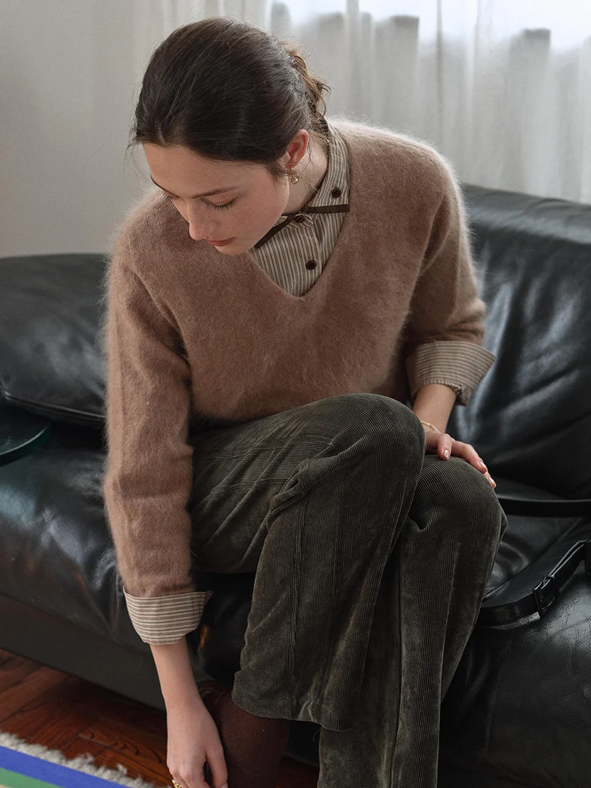 Alaiya V-Neck Lustrous Wool-Silk-Cashmere Sweater