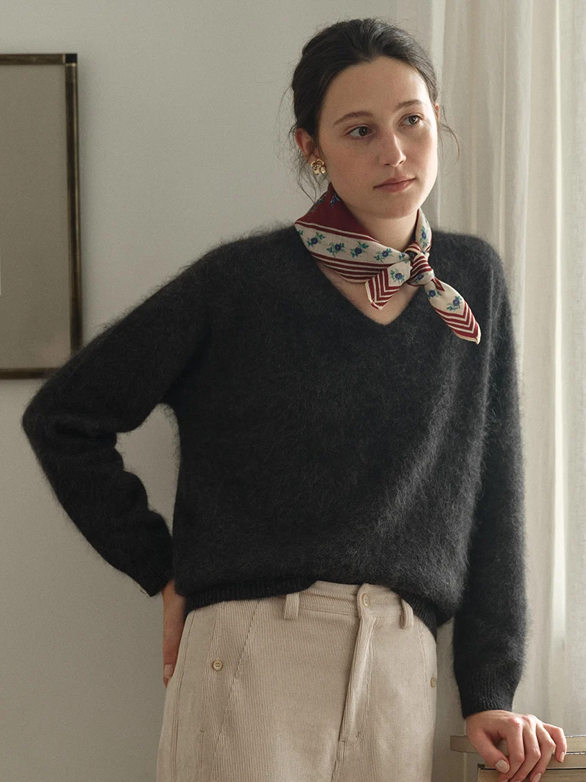 Alaiya V-Neck Lustrous Wool-Silk-Cashmere Sweater