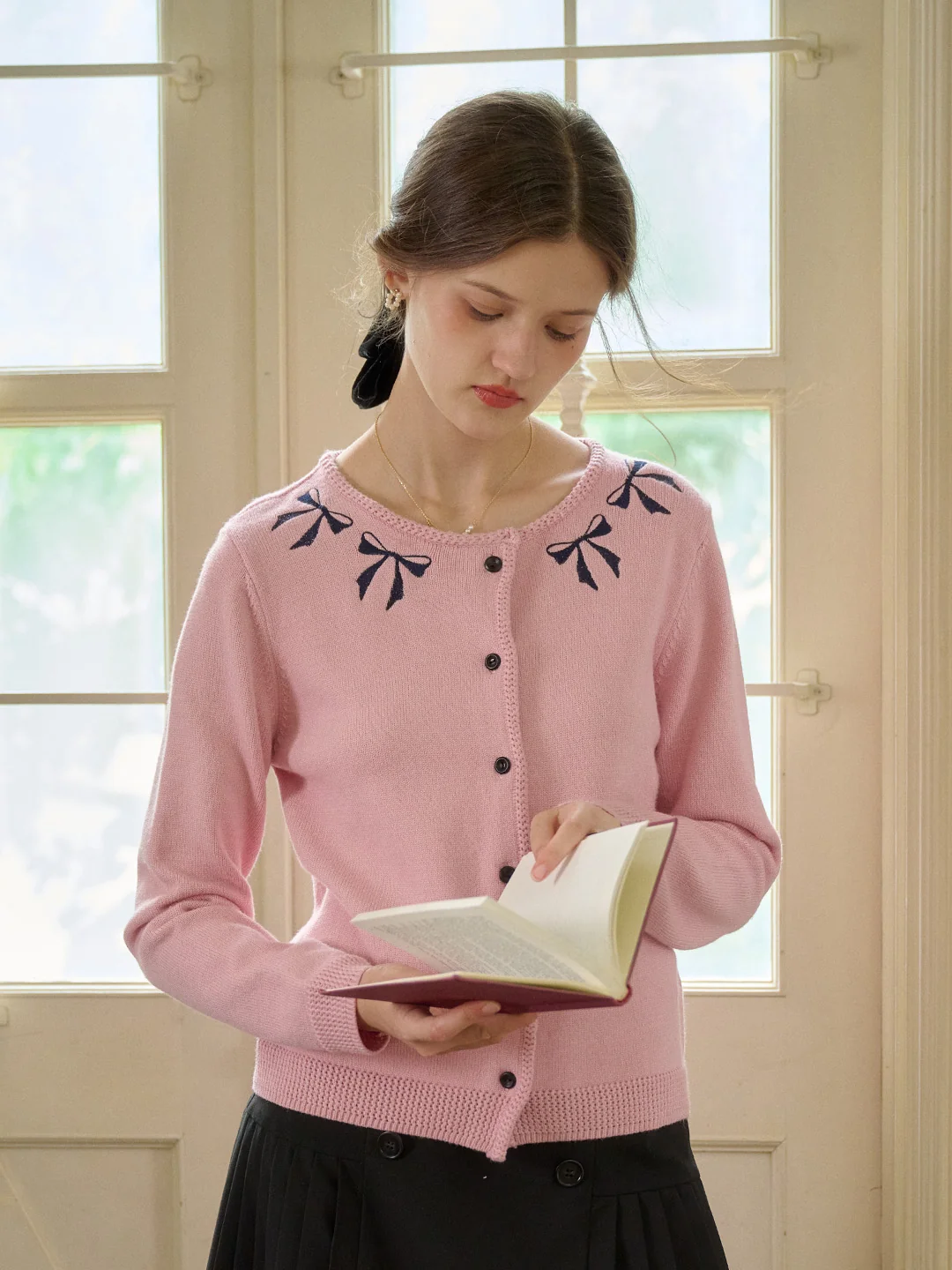 【Final Sale】Nyx Round Neck Contrasting Embroidery Bow Cardigan