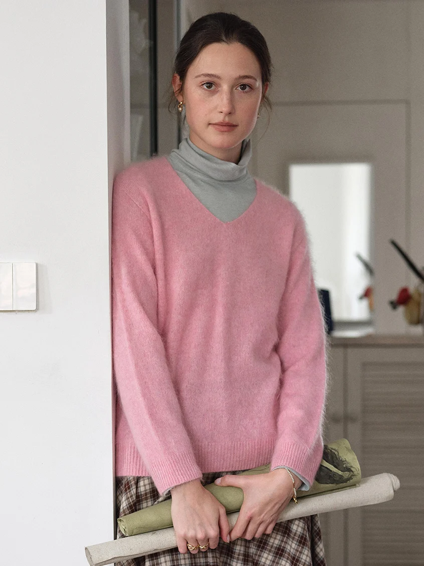 Alaiya V-Neck Lustrous Wool-Silk-Cashmere Sweater