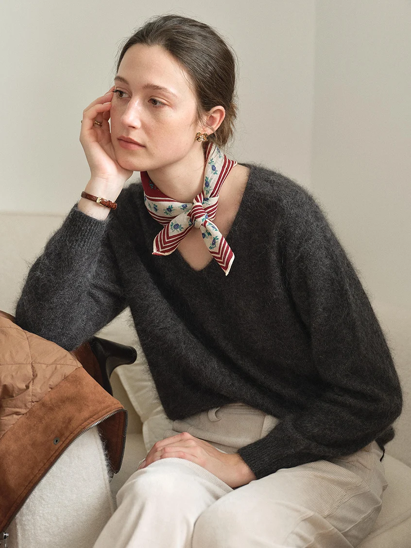Alaiya V-Neck Lustrous Wool-Silk-Cashmere Sweater