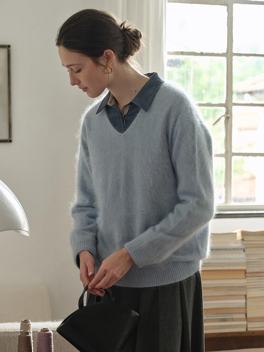 Alaiya V-Neck Lustrous Wool-Silk-Cashmere Sweater