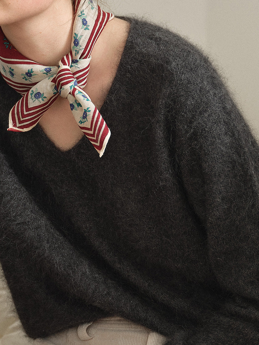 Alaiya V-Neck Lustrous Wool-Silk-Cashmere Sweater