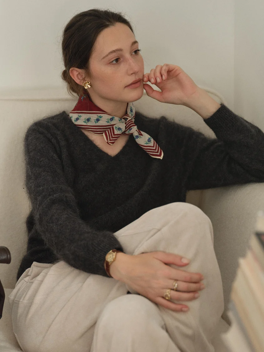 Alaiya V-Neck Lustrous Wool-Silk-Cashmere Sweater