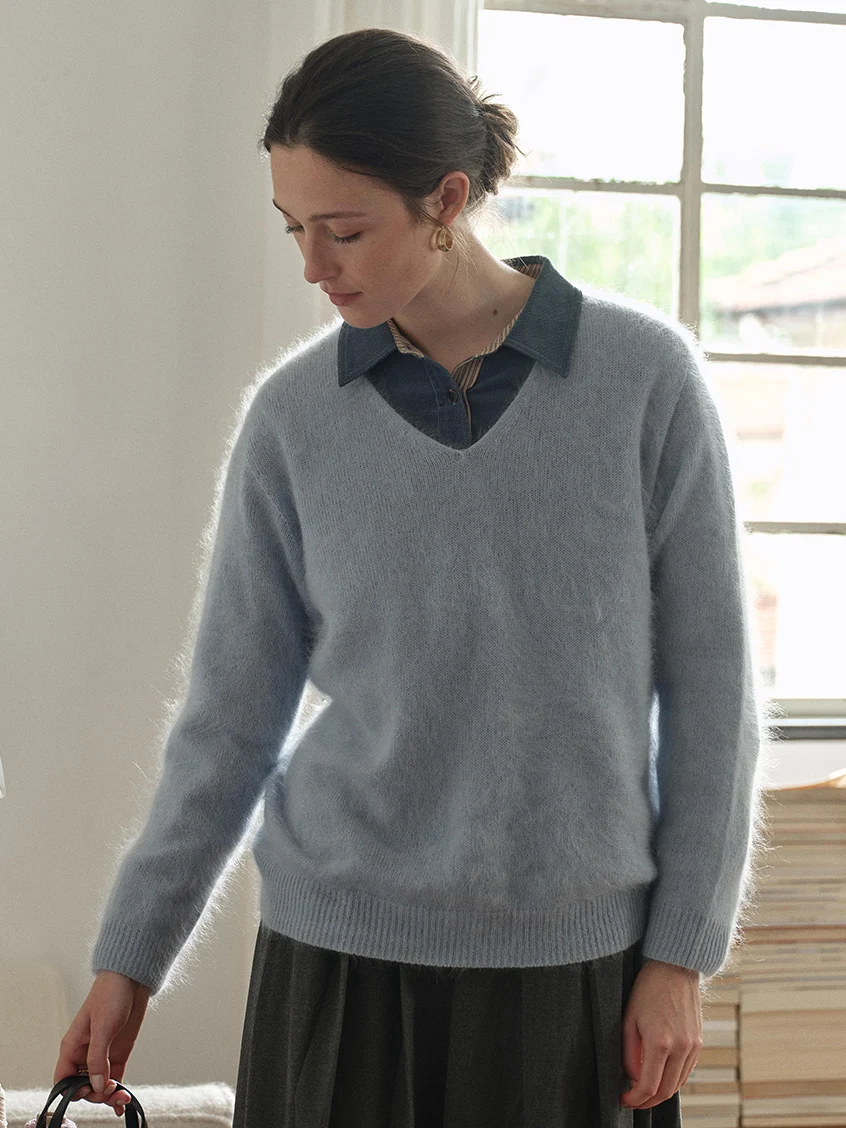 Alaiya V-Neck Lustrous Wool-Silk-Cashmere Sweater