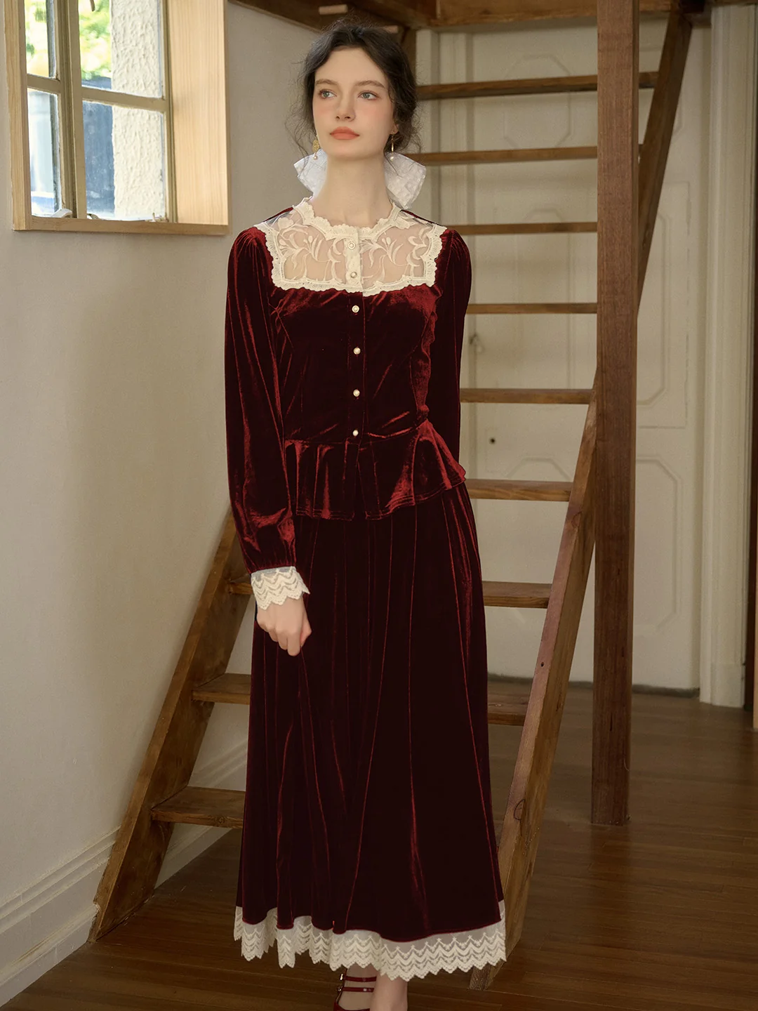 【Final Sale】Cynthia Elegant French Style Contrasting Lace Lapel Cuffs Lace Splicing Velvet Blouse - Red