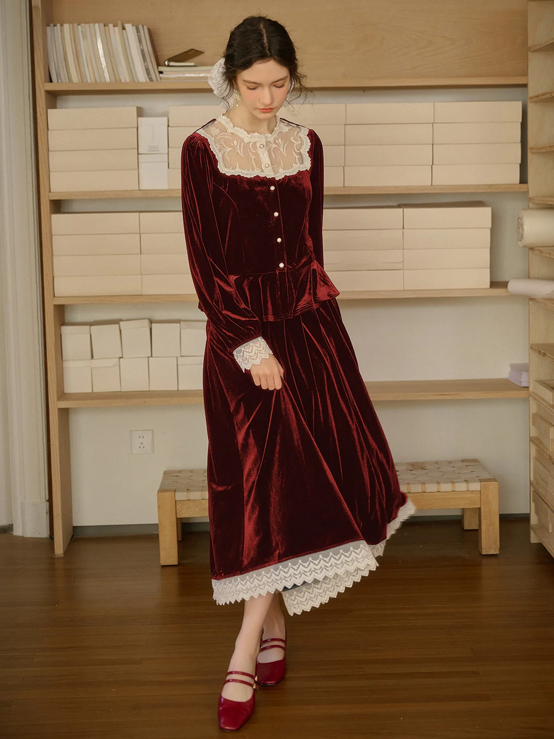 【Final Sale】Cynthia Elegant French Style Contrasting Lace Lapel Cuffs Lace Splicing Velvet Blouse - Red
