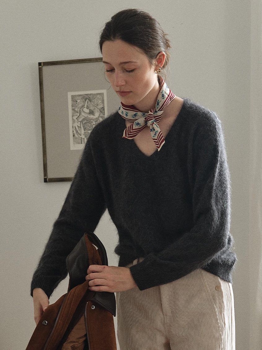 Alaiya V-Neck Lustrous Wool-Silk-Cashmere Sweater